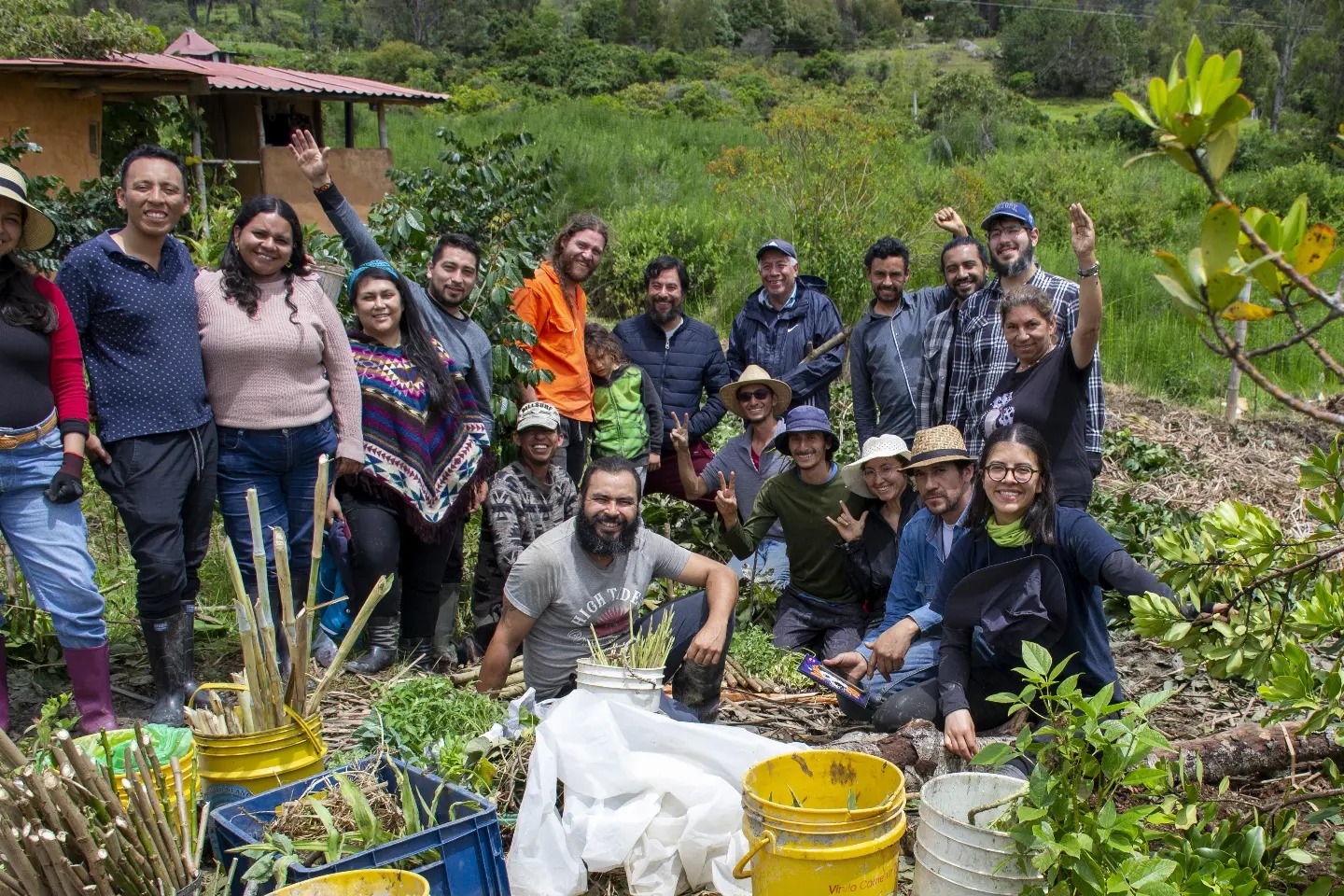Campesinos en minga — comunidad trabajando la tierra colectivamente